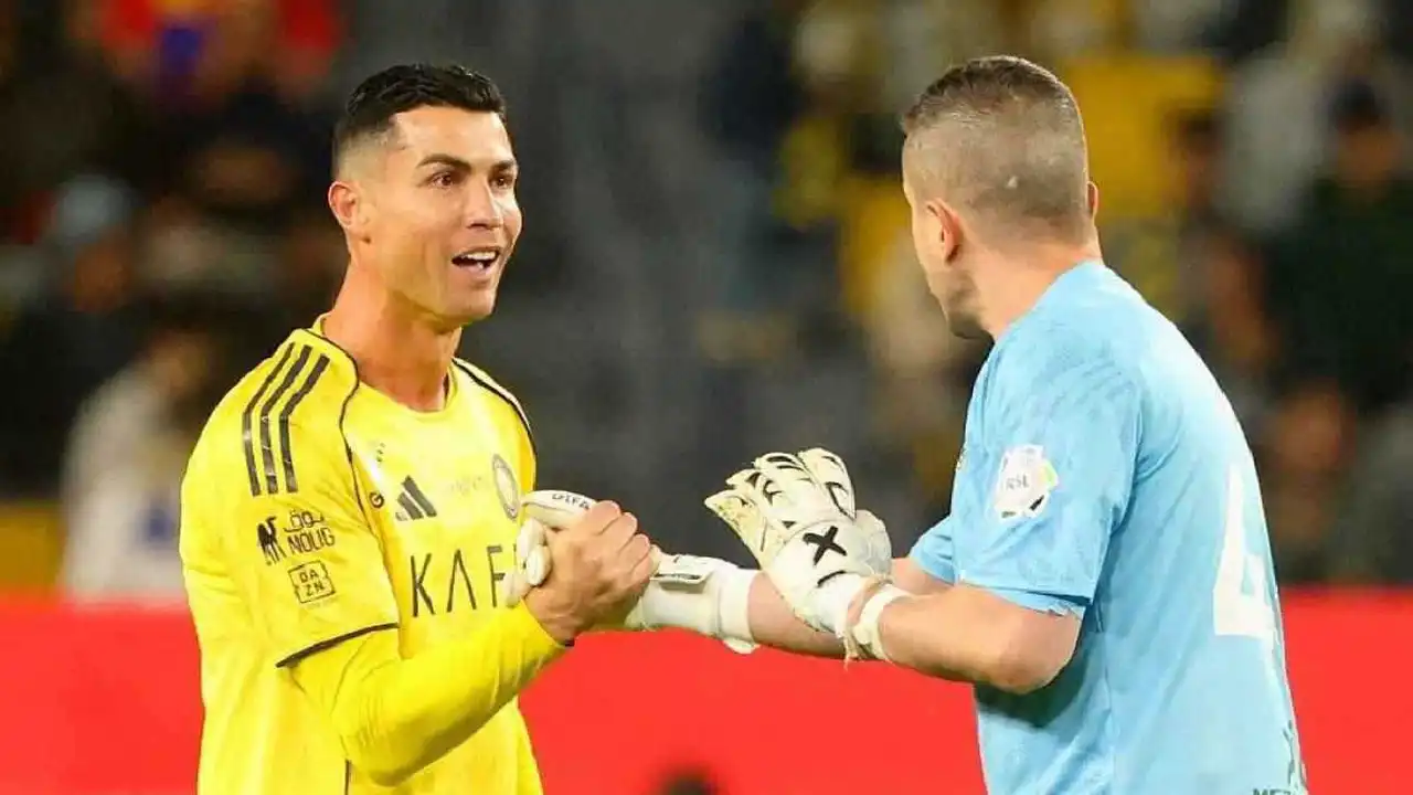 سخرية واعتذار.. ماذا دار بين رونالدو وغروهي في مواجهة النصر والشباب؟